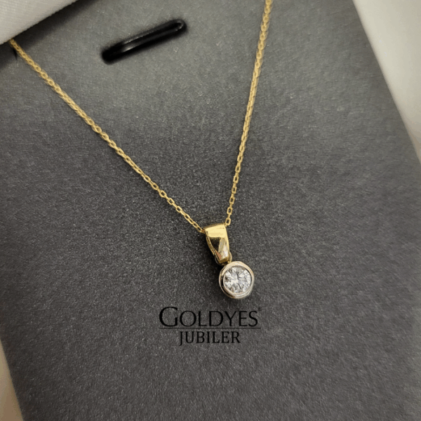Złoty naszyjnik z diamentem 0,18 ct - ponadczasowa klasyka